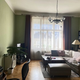 Dlouholetou předplatitelku Marianne Bydlení, stále aktivní středoškolskou profesorku Milenu, odjakživa baví sledovat interiérový design a trendy. S novou podobou obývacího pokoje si ale nevěděla rady. Vyslali jsme k ní designérku Alexandru Dýckovou a podle všeho si obě dámy padly do oka!
