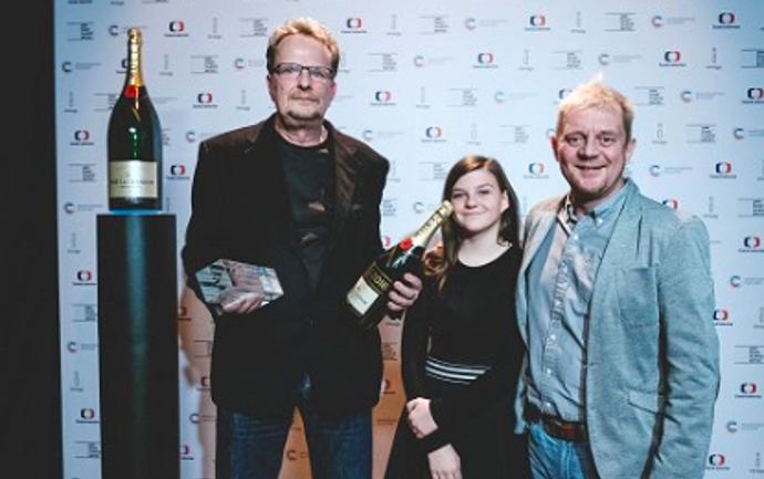 Anička nemá ve společnosti fotografů žádný problém
