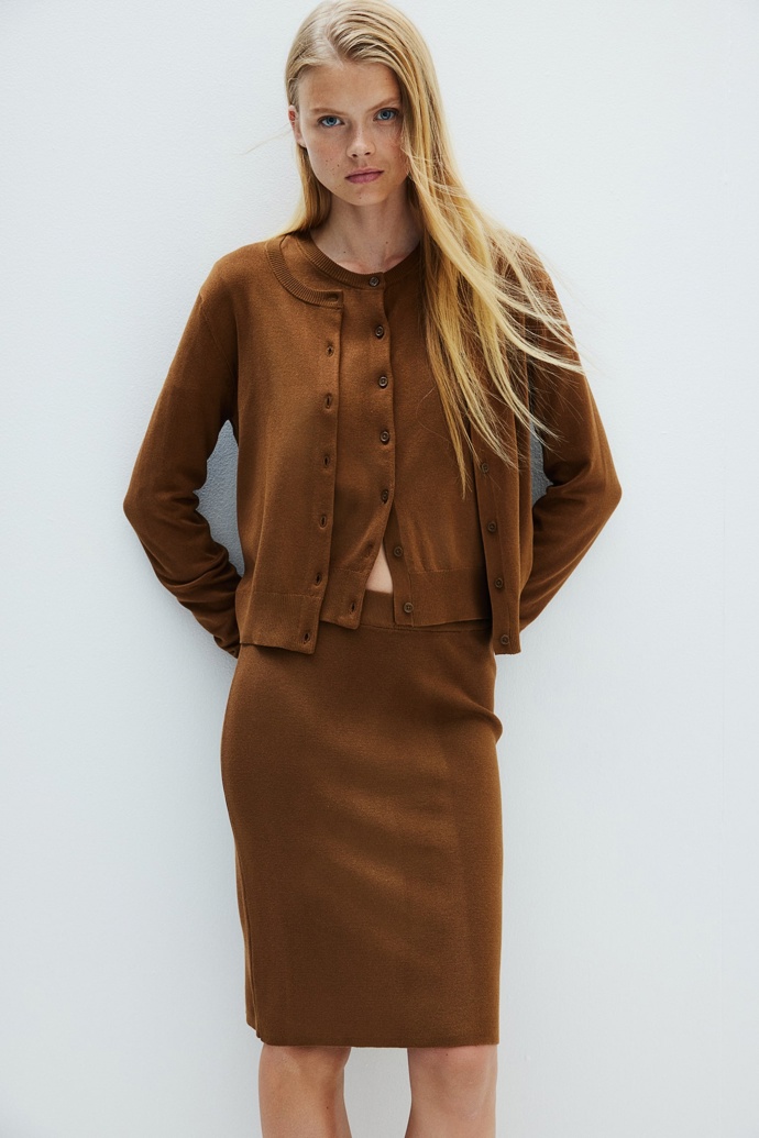 Kardigan, 309 Kč, sukně, 359 Kč, H&M
