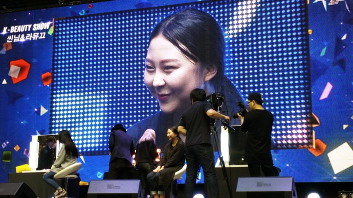 Podobné akce však mají samozřejmě v Koreji daleko delší tradici. Boom K-Beauty do Evropy nastal až kolem roku 2020. Tato fotografie je z konference K-Beauty Show z roku 2015.
