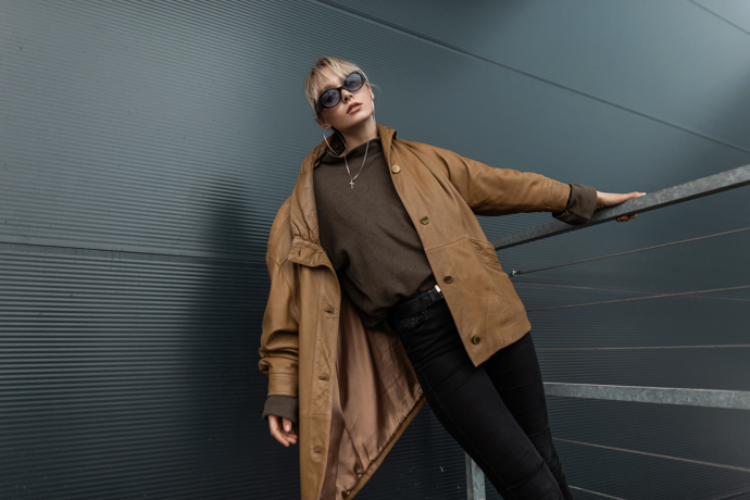 Delší kožené bundy dodají vašemu looku ležérní eleganci. Kombinujte je s tužkovými nebo širokými kalhotami s vysokým pasem, anebo krátkou sukní a Chelsea botami.
