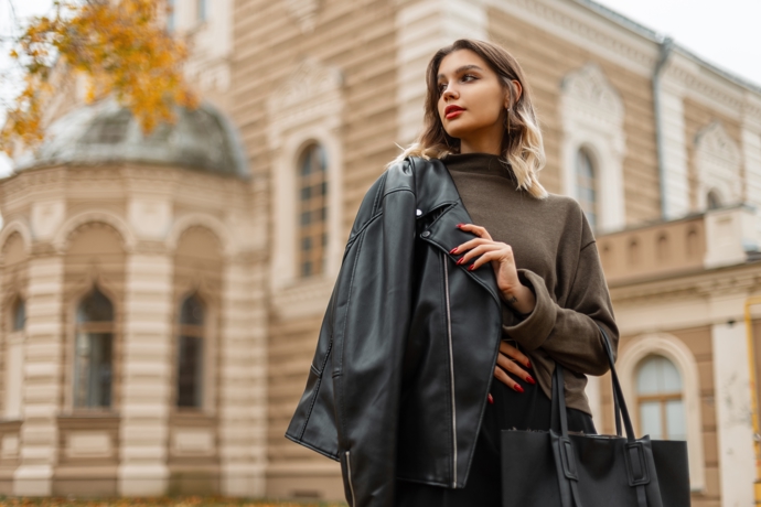 Kožená bunda nemusí být jen motorkářská. I materiál dokáže s klasického střihu udělat elegantní kousek.
