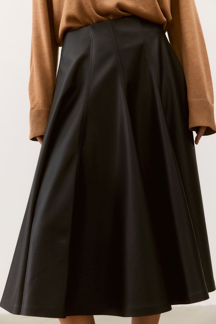 Koženková kolová sukně, H&M, 1459 Kč
Koženková kolová sukně, H&M, 1459 Kč