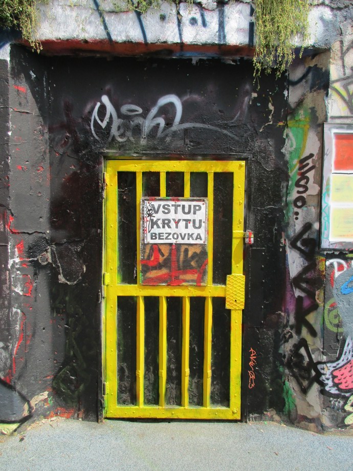 Vstup do krytu Bezovka v parku Parukářka
