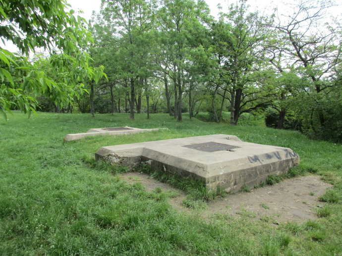 Park Parukářka na pražském Žižkově. Zde se nacházejí větrací šachty podzemí bývalé Kapslovny. 

