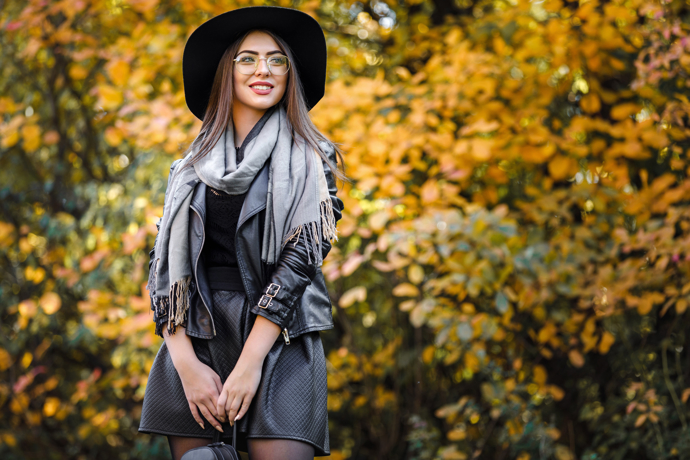 Ke kožené bundě, pokud chcete zjemnit motorkářský styl, se nebojte obléci klobouk anebo šátek či šál. Okamžitě dodají outfitu na sofistikovanosti. 
