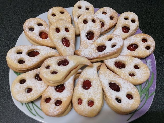Duchové z lineckého těsta s marmeládou.