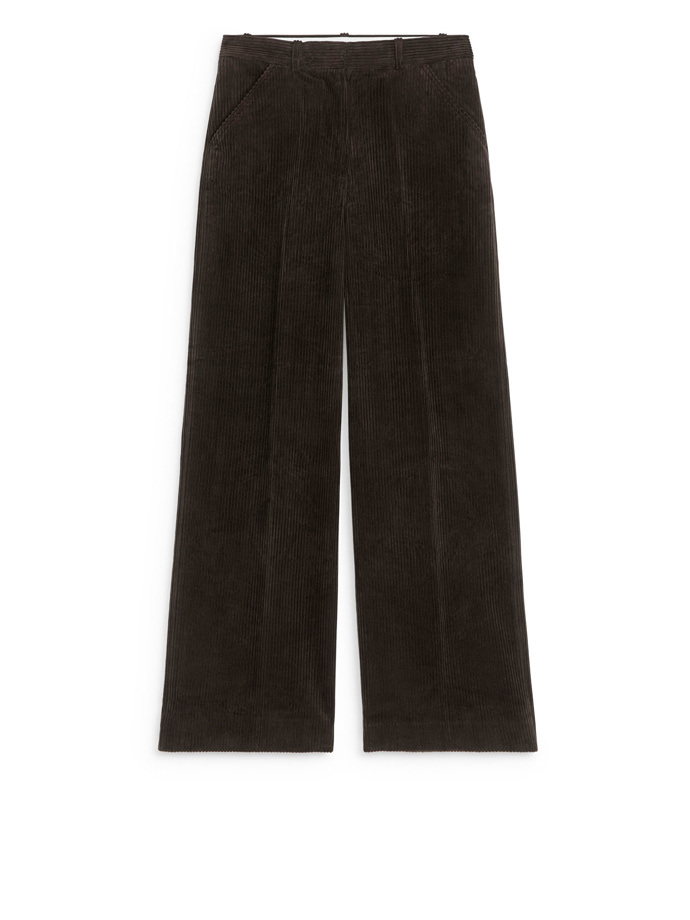 Manšestráky, Arket, 89 eur
Manšestráky, Arket, 89 eur