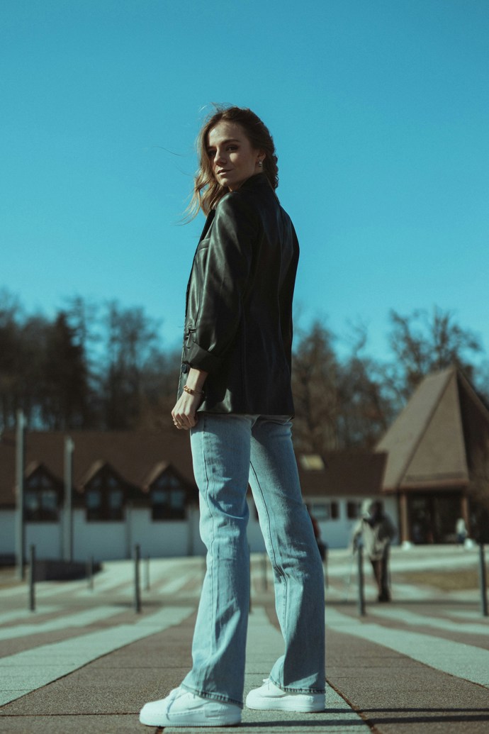 Zvonáče opticky prodlužují nohy, ocení je tak obzvláště ženy menší postavy.
Zvonáče opticky prodlužují nohy, ocení je tak obzvláště ženy menší postavy.