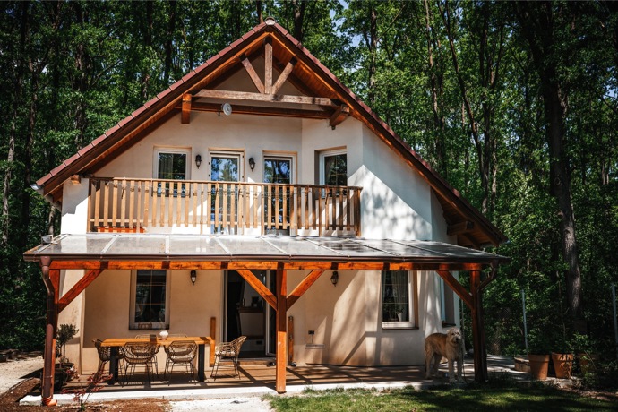 Kateřina s Davidem vyměnili ruch Českých Budějovic za klid dubového lesa. Změnili tak život nejen sobě, ale i svým dětem a vlkodavu Hektorovi. 

