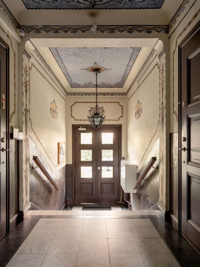 V srdci historické budovy z roku 1926 se skrývá mini byt o rozloze pouhých 24 m², který vás okouzlí svým chytrým využitím prostoru. Díky patru na spaní a samostatné kuchyni nabízí tento útulný kousek nejen jedinečný styl, ale také pohodlí, které byste nečekali.
