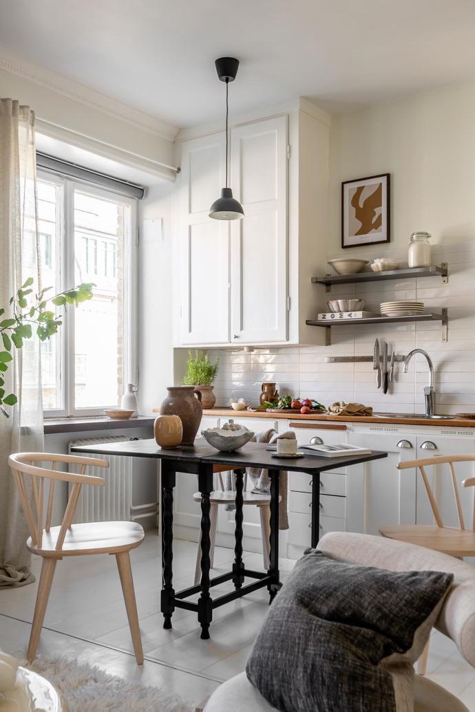 Tento nádherný byt najdeme v domě postaveném už v roce 1928. Na pouhých 35,5 m² je vše potřebné pro pohodlný městský život. Představujeme dokonalý domov pro milovníky minimalismu i ty, kteří potřebují mít kolem sebe hezky.
Tento nádherný byt najdeme v domě postaveném už v roce 1928. Na pouhých 35,5 m² je vše potřebné pro pohodlný městský život. Představujeme dokonalý domov pro milovníky minimalismu i ty, kteří potřebují mít kolem sebe hezky.