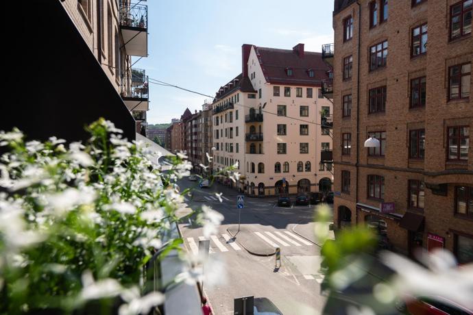 Bydlení jako z dobového filmu: Stylová elegance s balkónem a starosvětskou atmosférou
