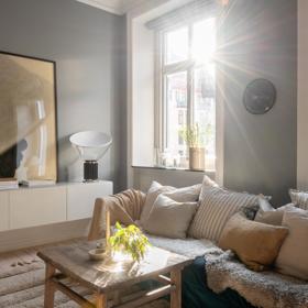 Bydlení jako z dobového filmu: Stylová elegance s balkónem a starosvětskou atmosférou
