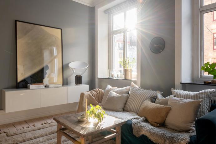 Bydlení jako z dobového filmu: Stylová elegance s balkónem a starosvětskou atmosférou

