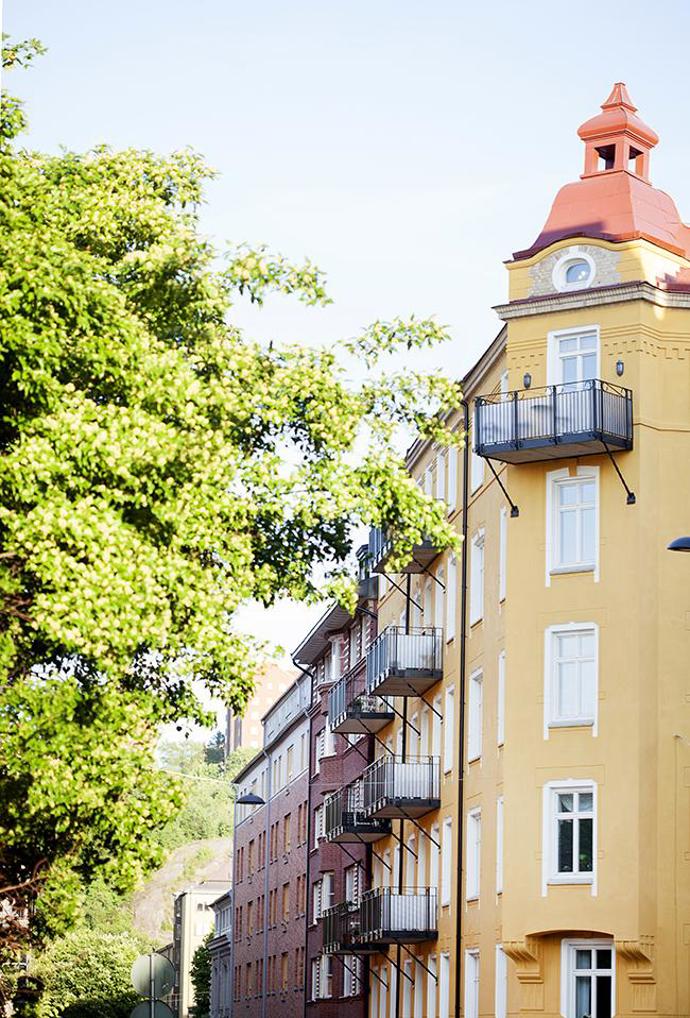 Patříte-li mezi milovníky skandinávského a rustikálního stylu bydlení, budete z tohoto bytu nadšení. Dvoupokojový stoletý interiér je zařízený klasicky a nabízí pravou domácí atmosféru. 

