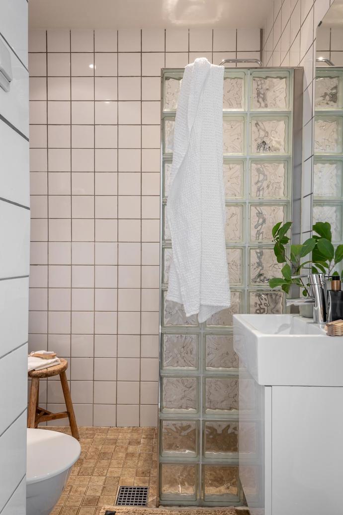 Tento nádherný byt najdeme v domě postaveném už v roce 1928. Na pouhých 35,5 m² je vše potřebné pro pohodlný městský život. Představujeme dokonalý domov pro milovníky minimalismu i ty, kteří potřebují mít kolem sebe hezky.
Tento nádherný byt najdeme v domě postaveném už v roce 1928. Na pouhých 35,5 m² je vše potřebné pro pohodlný městský život. Představujeme dokonalý domov pro milovníky minimalismu i ty, kteří potřebují mít kolem sebe hezky.