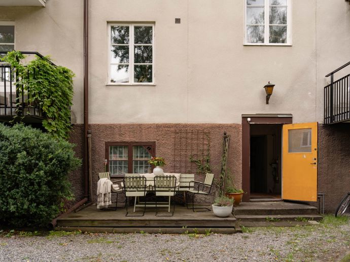 V srdci historické budovy z roku 1926 se skrývá mini byt o rozloze pouhých 24 m², který vás okouzlí svým chytrým využitím prostoru. Díky patru na spaní a samostatné kuchyni nabízí tento útulný kousek nejen jedinečný styl, ale také pohodlí, které byste nečekali.
