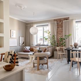 Tento nádherný byt najdeme v domě postaveném už v roce 1928. Na pouhých 35,5 m² je vše potřebné pro pohodlný městský život. Představujeme dokonalý domov pro milovníky minimalismu i ty, kteří potřebují mít kolem sebe hezky.
