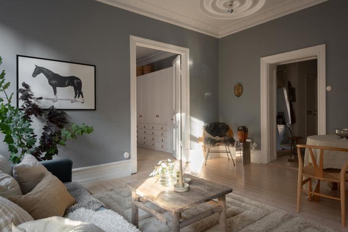 Bydlení jako z dobového filmu: Stylová elegance s balkónem a starosvětskou atmosférou
