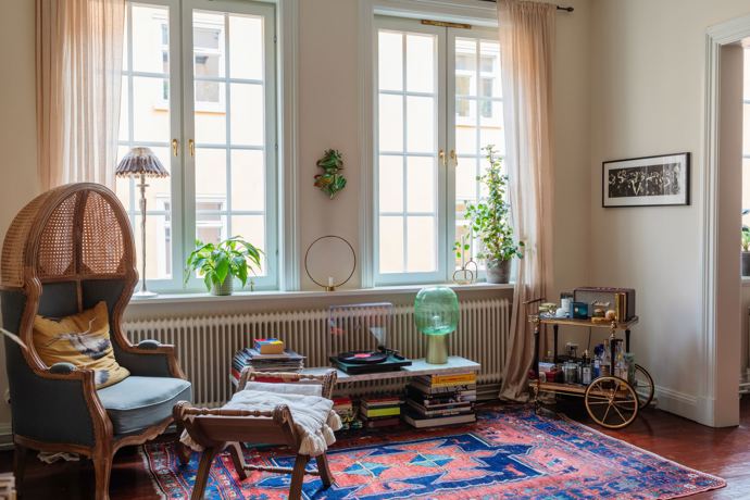 Dochované prvky, jako vysoké soklové lišty a původní krby, navozují pocit domova s duší, zatímco moderní kuchyň a prostorný obývací pokoj zvou ke společenským setkáním. S velkými okny a klidným dvorem je tento dům dokonalým místem, kde máte puls města na dosah ruky.
Dochované prvky, jako vysoké soklové lišty a původní krby, navozují pocit domova s duší, zatímco moderní kuchyň a prostorný obývací pokoj zvou ke společenským setkáním. S velkými okny a klidným dvorem je tento dům dokonalým místem, kde máte puls města na dosah ruky.