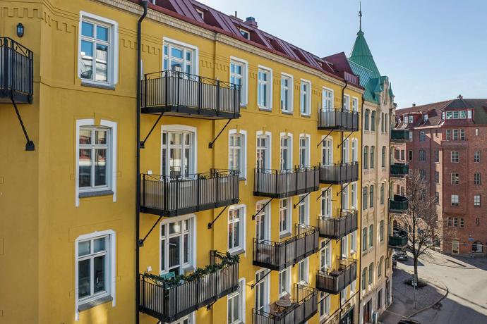 Patříte-li mezi milovníky skandinávského a rustikálního stylu bydlení, budete z tohoto bytu nadšení. Dvoupokojový stoletý interiér je zařízený klasicky a nabízí pravou domácí atmosféru. 
