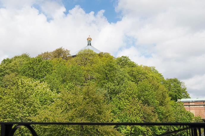 Patříte-li mezi milovníky skandinávského a rustikálního stylu bydlení, budete z tohoto bytu nadšení. Dvoupokojový stoletý interiér je zařízený klasicky a nabízí pravou domácí atmosféru. 
