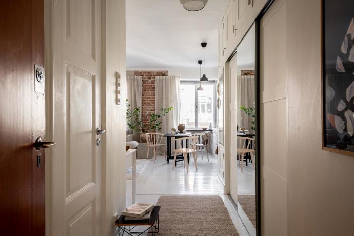 Tento nádherný byt najdeme v domě postaveném už v roce 1928. Na pouhých 35,5 m² je vše potřebné pro pohodlný městský život. Představujeme dokonalý domov pro milovníky minimalismu i ty, kteří potřebují mít kolem sebe hezky.
Tento nádherný byt najdeme v domě postaveném už v roce 1928. Na pouhých 35,5 m² je vše potřebné pro pohodlný městský život. Představujeme dokonalý domov pro milovníky minimalismu i ty, kteří potřebují mít kolem sebe hezky.