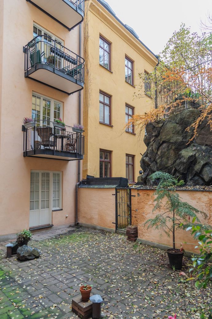 Dochované prvky, jako vysoké soklové lišty a původní krby, navozují pocit domova s duší, zatímco moderní kuchyň a prostorný obývací pokoj zvou ke společenským setkáním. S velkými okny a klidným dvorem je tento dům dokonalým místem, kde máte puls města na dosah ruky.
Dochované prvky, jako vysoké soklové lišty a původní krby, navozují pocit domova s duší, zatímco moderní kuchyň a prostorný obývací pokoj zvou ke společenským setkáním. S velkými okny a klidným dvorem je tento dům dokonalým místem, kde máte puls města na dosah ruky.