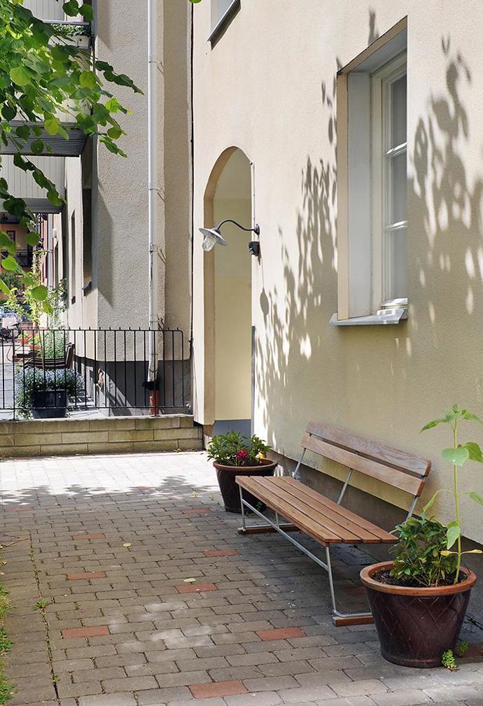 Tento nádherný byt najdeme v domě postaveném už v roce 1928. Na pouhých 35,5 m² je vše potřebné pro pohodlný městský život. Představujeme dokonalý domov pro milovníky minimalismu i ty, kteří potřebují mít kolem sebe hezky.
Tento nádherný byt najdeme v domě postaveném už v roce 1928. Na pouhých 35,5 m² je vše potřebné pro pohodlný městský život. Představujeme dokonalý domov pro milovníky minimalismu i ty, kteří potřebují mít kolem sebe hezky.