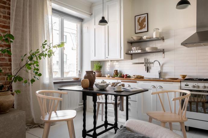 Tento nádherný byt najdeme v domě postaveném už v roce 1928. Na pouhých 35,5 m² je vše potřebné pro pohodlný městský život. Představujeme dokonalý domov pro milovníky minimalismu i ty, kteří potřebují mít kolem sebe hezky.
Tento nádherný byt najdeme v domě postaveném už v roce 1928. Na pouhých 35,5 m² je vše potřebné pro pohodlný městský život. Představujeme dokonalý domov pro milovníky minimalismu i ty, kteří potřebují mít kolem sebe hezky.