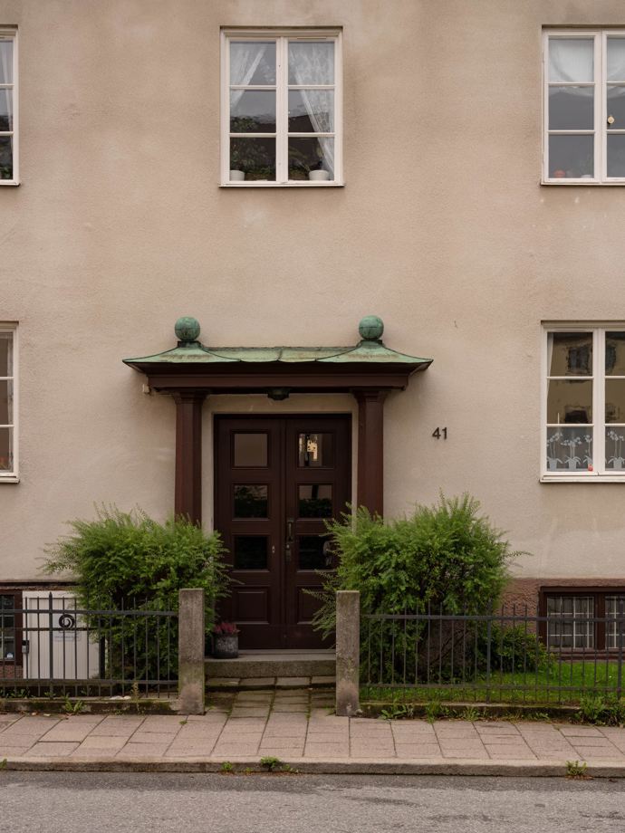 V srdci historické budovy z roku 1926 se skrývá mini byt o rozloze pouhých 24 m², který vás okouzlí svým chytrým využitím prostoru. Díky patru na spaní a samostatné kuchyni nabízí tento útulný kousek nejen jedinečný styl, ale také pohodlí, které byste nečekali.
