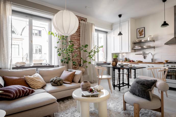Tento nádherný byt najdeme v domě postaveném už v roce 1928. Na pouhých 35,5 m² je vše potřebné pro pohodlný městský život. Představujeme dokonalý domov pro milovníky minimalismu i ty, kteří potřebují mít kolem sebe hezky.
Tento nádherný byt najdeme v domě postaveném už v roce 1928. Na pouhých 35,5 m² je vše potřebné pro pohodlný městský život. Představujeme dokonalý domov pro milovníky minimalismu i ty, kteří potřebují mít kolem sebe hezky.