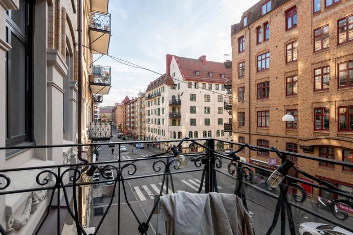 Bydlení jako z dobového filmu: Stylová elegance s balkónem a starosvětskou atmosférou
