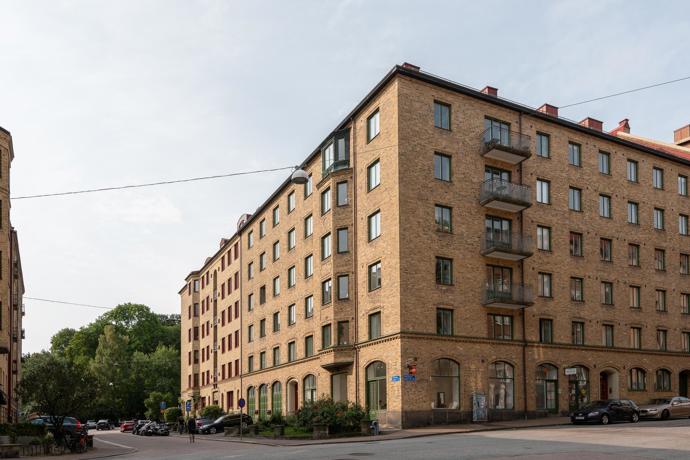 Tento nádherný byt najdeme v domě postaveném už v roce 1928. Na pouhých 35,5 m² je vše potřebné pro pohodlný městský život. Představujeme dokonalý domov pro milovníky minimalismu i ty, kteří potřebují mít kolem sebe hezky.
Tento nádherný byt najdeme v domě postaveném už v roce 1928. Na pouhých 35,5 m² je vše potřebné pro pohodlný městský život. Představujeme dokonalý domov pro milovníky minimalismu i ty, kteří potřebují mít kolem sebe hezky.