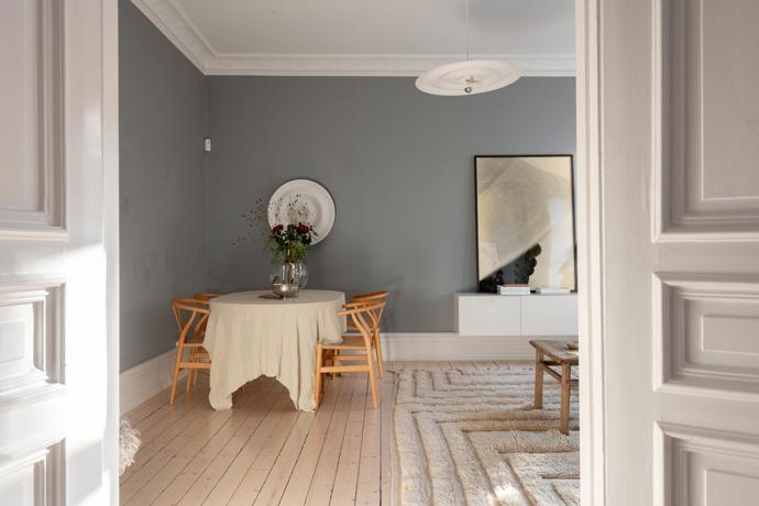 Bydlení jako z dobového filmu: Stylová elegance s balkónem a starosvětskou atmosférou
