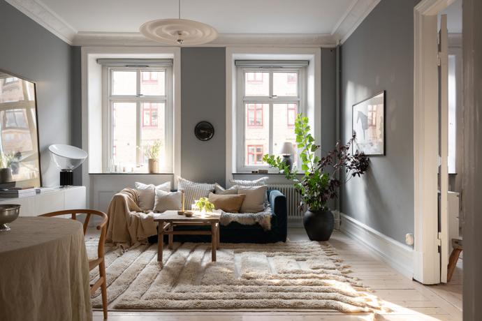 Bydlení jako z dobového filmu: Stylová elegance s balkónem a starosvětskou atmosférou
