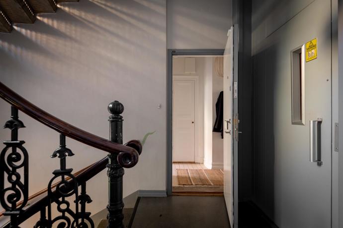 Bydlení jako z dobového filmu: Stylová elegance s balkónem a starosvětskou atmosférou

