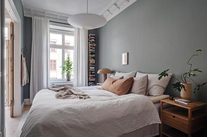 Patříte-li mezi milovníky skandinávského a rustikálního stylu bydlení, budete z tohoto bytu nadšení. Dvoupokojový stoletý interiér je zařízený klasicky a nabízí pravou domácí atmosféru. 
