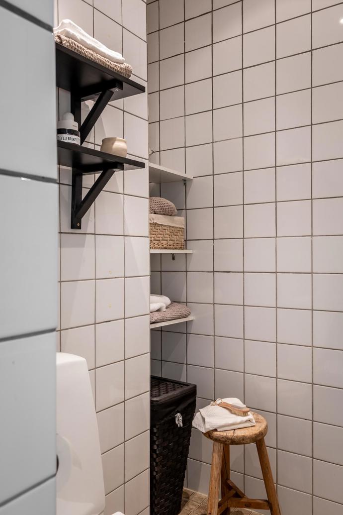 Tento nádherný byt najdeme v domě postaveném už v roce 1928. Na pouhých 35,5 m² je vše potřebné pro pohodlný městský život. Představujeme dokonalý domov pro milovníky minimalismu i ty, kteří potřebují mít kolem sebe hezky.
Tento nádherný byt najdeme v domě postaveném už v roce 1928. Na pouhých 35,5 m² je vše potřebné pro pohodlný městský život. Představujeme dokonalý domov pro milovníky minimalismu i ty, kteří potřebují mít kolem sebe hezky.
