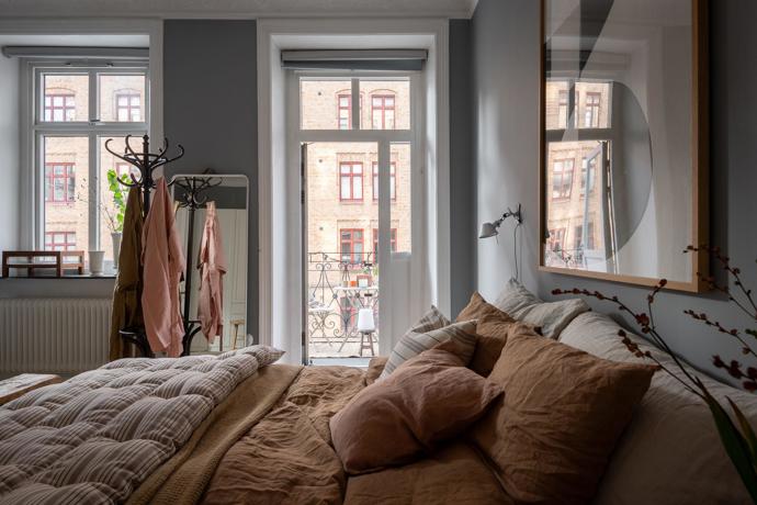 Bydlení jako z dobového filmu: Stylová elegance s balkónem a starosvětskou atmosférou
