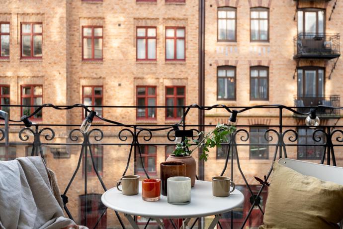 Bydlení jako z dobového filmu: Stylová elegance s balkónem a starosvětskou atmosférou
