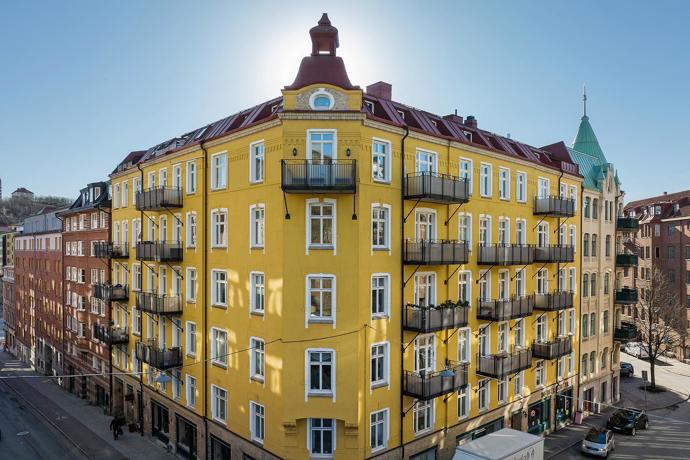 Patříte-li mezi milovníky skandinávského a rustikálního stylu bydlení, budete z tohoto bytu nadšení. Dvoupokojový stoletý interiér je zařízený klasicky a nabízí pravou domácí atmosféru. 
