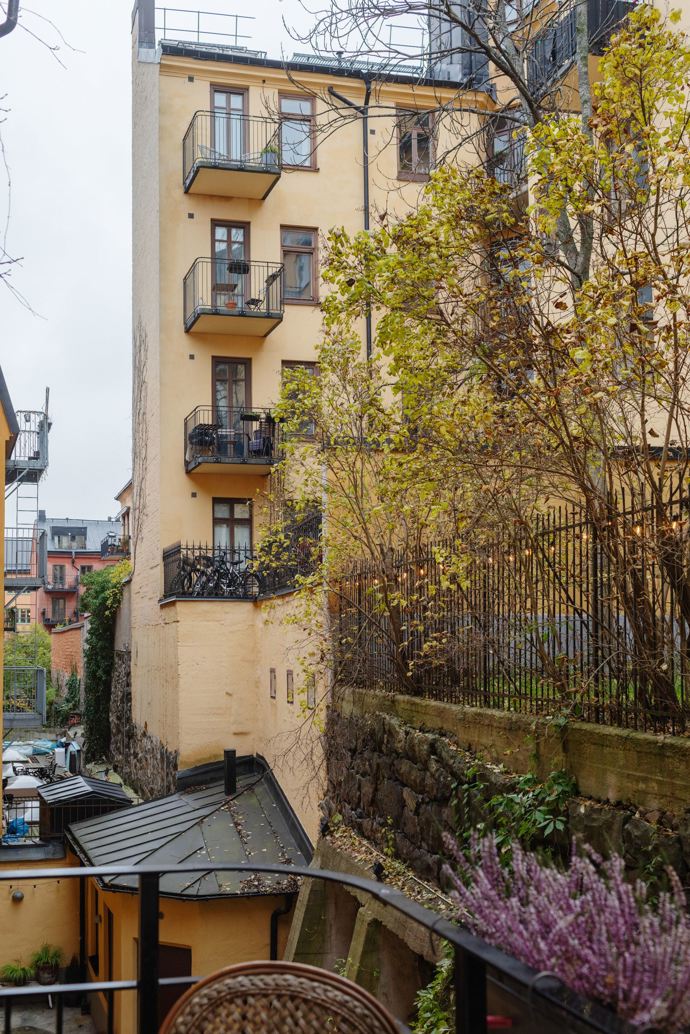 Dochované prvky, jako vysoké soklové lišty a původní krby, navozují pocit domova s duší, zatímco moderní kuchyň a prostorný obývací pokoj zvou ke společenským setkáním. S velkými okny a klidným dvorem je tento dům dokonalým místem, kde máte puls města na dosah ruky.
Dochované prvky, jako vysoké soklové lišty a původní krby, navozují pocit domova s duší, zatímco moderní kuchyň a prostorný obývací pokoj zvou ke společenským setkáním. S velkými okny a klidným dvorem je tento dům dokonalým místem, kde máte puls města na dosah ruky.