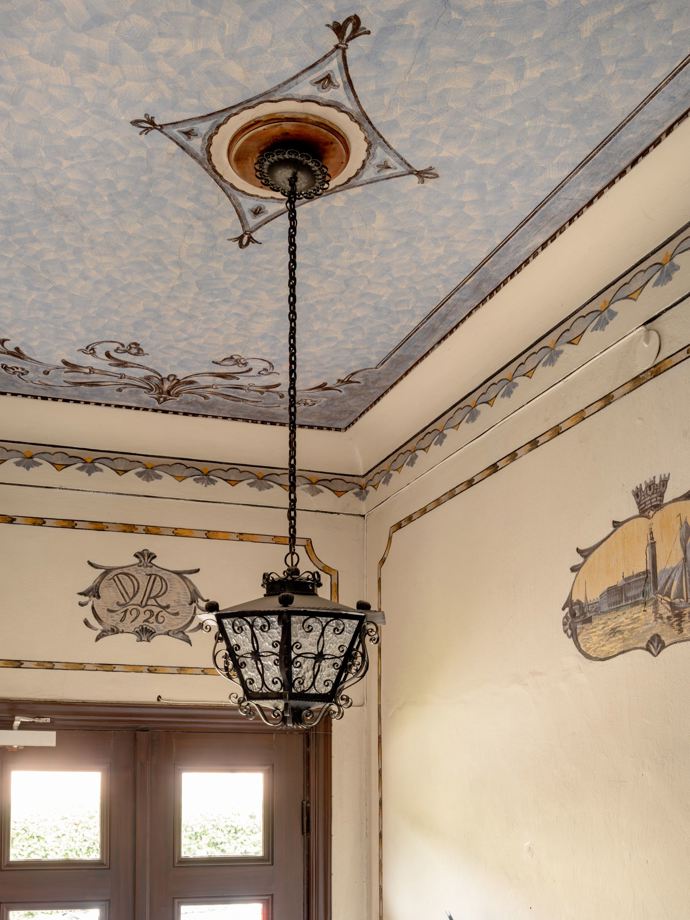 V srdci historické budovy z roku 1926 se skrývá mini byt o rozloze pouhých 24 m², který vás okouzlí svým chytrým využitím prostoru. Díky patru na spaní a samostatné kuchyni nabízí tento útulný kousek nejen jedinečný styl, ale také pohodlí, které byste nečekali.
