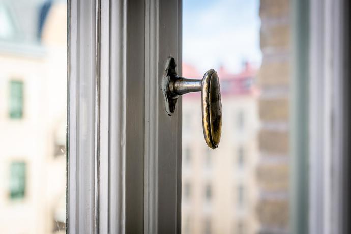 Tento nádherný byt najdeme v domě postaveném už v roce 1928. Na pouhých 35,5 m² je vše potřebné pro pohodlný městský život. Představujeme dokonalý domov pro milovníky minimalismu i ty, kteří potřebují mít kolem sebe hezky.
Tento nádherný byt najdeme v domě postaveném už v roce 1928. Na pouhých 35,5 m² je vše potřebné pro pohodlný městský život. Představujeme dokonalý domov pro milovníky minimalismu i ty, kteří potřebují mít kolem sebe hezky.