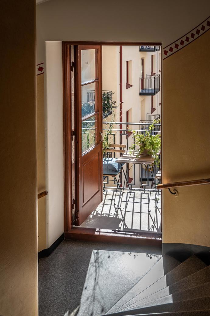 Tento nádherný byt najdeme v domě postaveném už v roce 1928. Na pouhých 35,5 m² je vše potřebné pro pohodlný městský život. Představujeme dokonalý domov pro milovníky minimalismu i ty, kteří potřebují mít kolem sebe hezky.
Tento nádherný byt najdeme v domě postaveném už v roce 1928. Na pouhých 35,5 m² je vše potřebné pro pohodlný městský život. Představujeme dokonalý domov pro milovníky minimalismu i ty, kteří potřebují mít kolem sebe hezky.