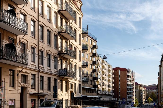 Bydlení jako z dobového filmu: Stylová elegance s balkónem a starosvětskou atmosférou
