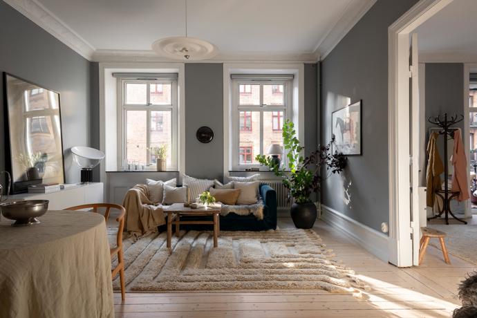 Bydlení jako z dobového filmu: Stylová elegance s balkónem a starosvětskou atmosférou
