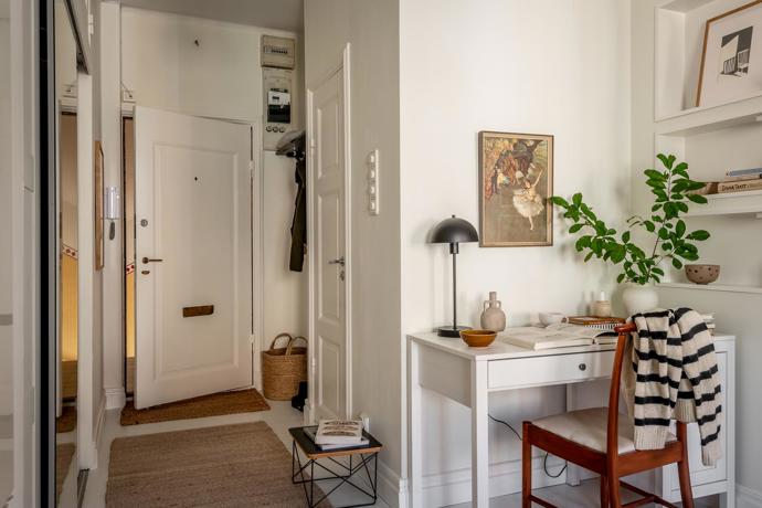 Tento nádherný byt najdeme v domě postaveném už v roce 1928. Na pouhých 35,5 m² je vše potřebné pro pohodlný městský život. Představujeme dokonalý domov pro milovníky minimalismu i ty, kteří potřebují mít kolem sebe hezky.
Tento nádherný byt najdeme v domě postaveném už v roce 1928. Na pouhých 35,5 m² je vše potřebné pro pohodlný městský život. Představujeme dokonalý domov pro milovníky minimalismu i ty, kteří potřebují mít kolem sebe hezky.